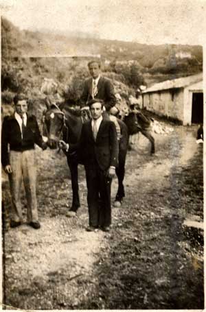 Mozos de Liesa de romer�a en San Cosme en los a�os 40